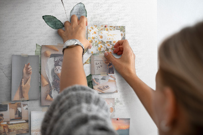 Bacheca di sughero con stampa di foglie delicate in varie tonalità di verde