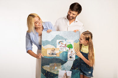 Lavagna in sughero con illustrazione di una balena tra onde oceaniche imponenti