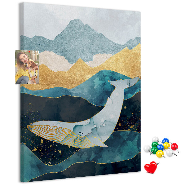 Lavagna in sughero con illustrazione di una balena tra onde oceaniche imponenti