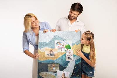 Lavagna in sughero con illustrazione di una balena tra onde oceaniche imponenti