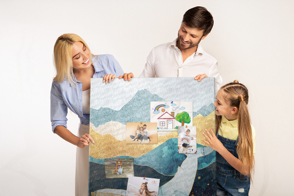 Lavagna in sughero con illustrazione di una balena tra onde oceaniche imponenti