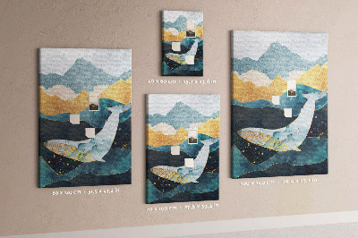 Lavagna in sughero con illustrazione di una balena tra onde oceaniche imponenti