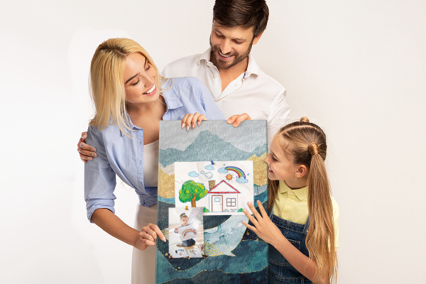 Lavagna in sughero con illustrazione di una balena tra onde oceaniche imponenti