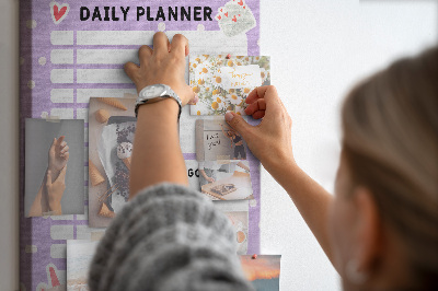 Agenda giornaliera dai colori pastello con lavagna in sughero