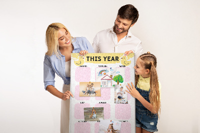 Bacheca di sughero con un allegro calendario a motivo uccellino