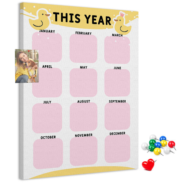 Bacheca di sughero con un allegro calendario a motivo uccellino