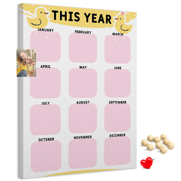 Bacheca di sughero con un allegro calendario a motivo uccellino