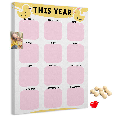 Bacheca di sughero con un allegro calendario a motivo uccellino