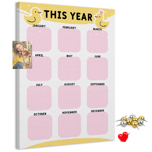 Bacheca di sughero con un allegro calendario a motivo uccellino