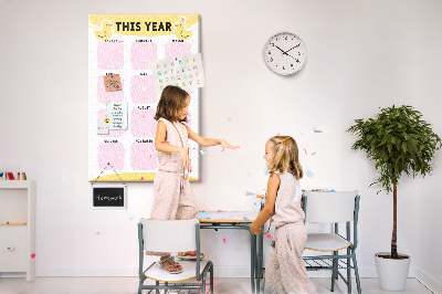 Bacheca di sughero con un allegro calendario a motivo uccellino