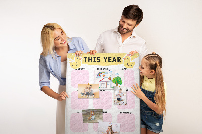 Bacheca di sughero con un allegro calendario a motivo uccellino
