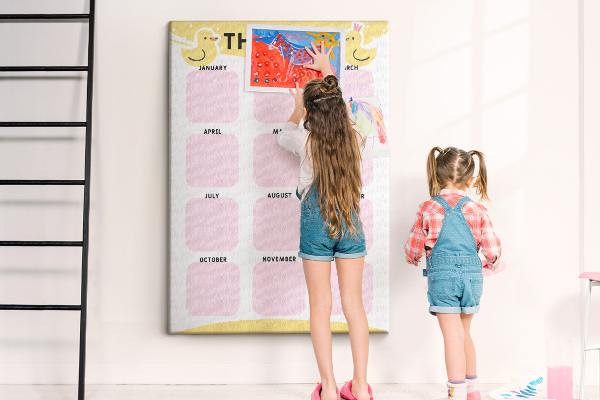 Bacheca di sughero con un allegro calendario a motivo uccellino