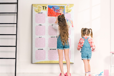 Bacheca di sughero con un allegro calendario a motivo uccellino