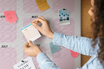 Bacheca di sughero con un allegro calendario a motivo uccellino