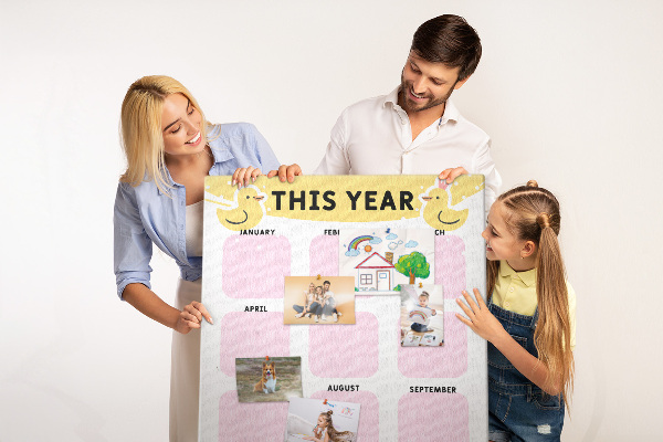 Bacheca di sughero con un allegro calendario a motivo uccellino