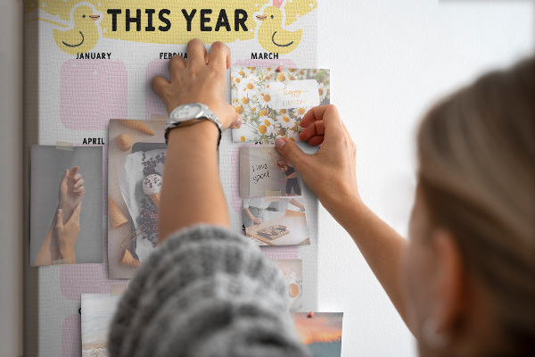 Bacheca di sughero con un allegro calendario a motivo uccellino