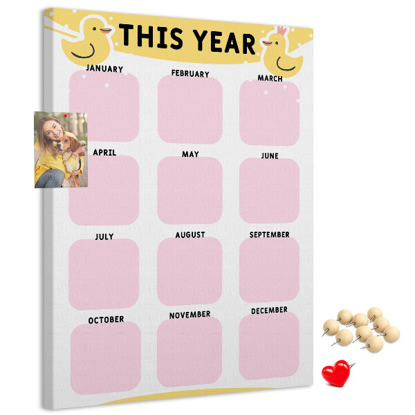 Bacheca di sughero con un allegro calendario a motivo uccellino