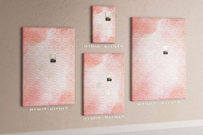 Lavagna in sughero con sfondo rosa delicato e dettagli dorati