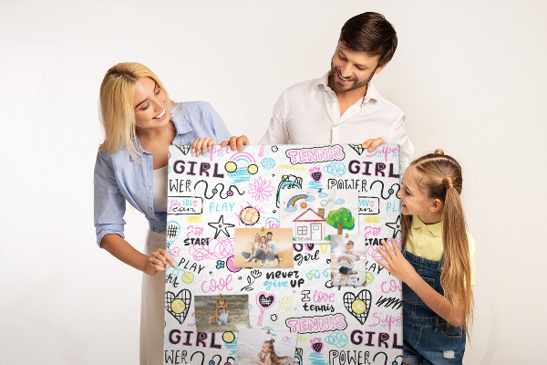 Lavagna in sughero con design ispirato all'energia sportiva e al potere femminile
