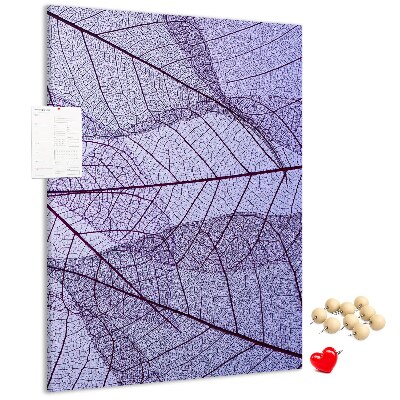 Lavagna in sughero con stampa di foglie delicate nelle sfumature del viola