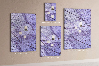 Lavagna in sughero con stampa di foglie delicate nelle sfumature del viola