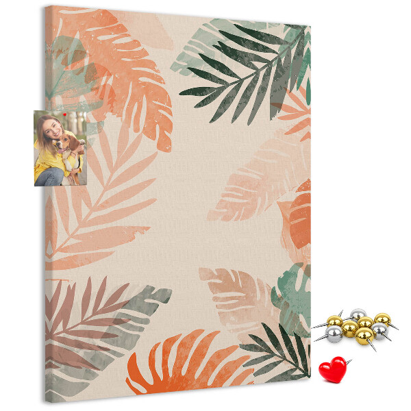 Bacheca di sughero con stampa di foglie tropicali dai colori delicati