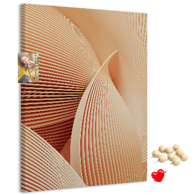 Lavagna in sughero con stampa di onde e curve nelle sfumature del beige