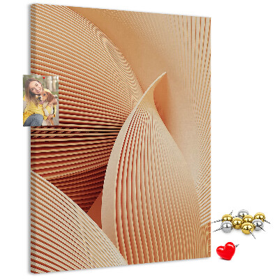 Lavagna in sughero con stampa di onde e curve nelle sfumature del beige