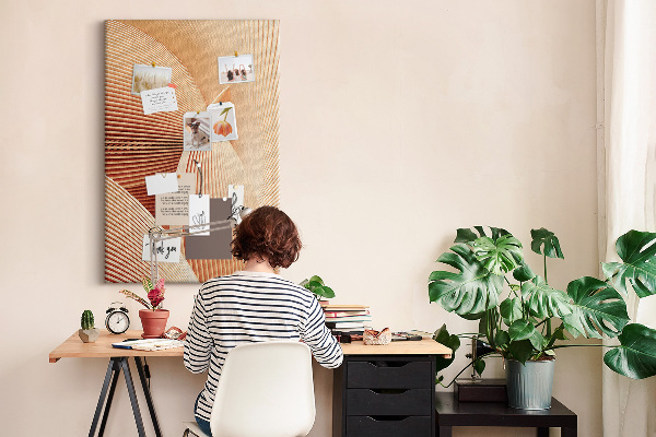 Lavagna in sughero con stampa di onde e curve nelle sfumature del beige