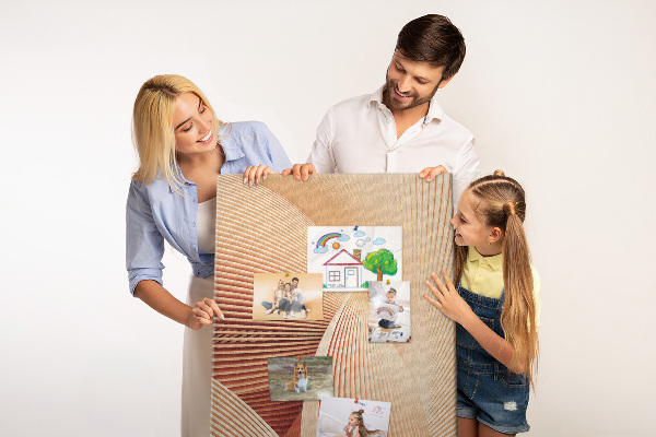 Lavagna in sughero con stampa di onde e curve nelle sfumature del beige