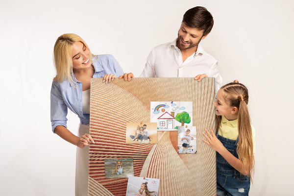 Lavagna in sughero con stampa di onde e curve nelle sfumature del beige