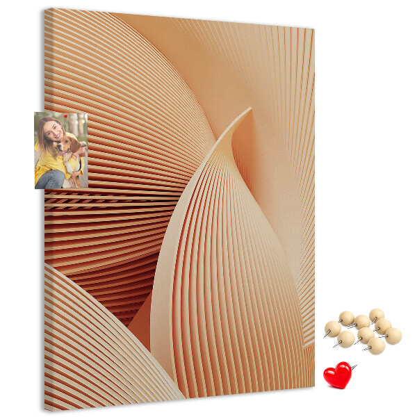 Lavagna in sughero con stampa di onde e curve nelle sfumature del beige