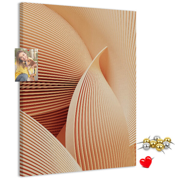 Lavagna in sughero con stampa di onde e curve nelle sfumature del beige