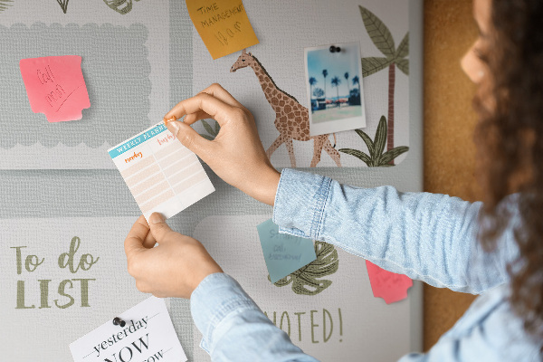 Bacheca di sughero con design a tema giungla e animali esotici