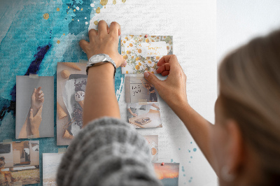 Lavagna in sughero con stampa artistica astratta nei toni del blu e dettagli dorati