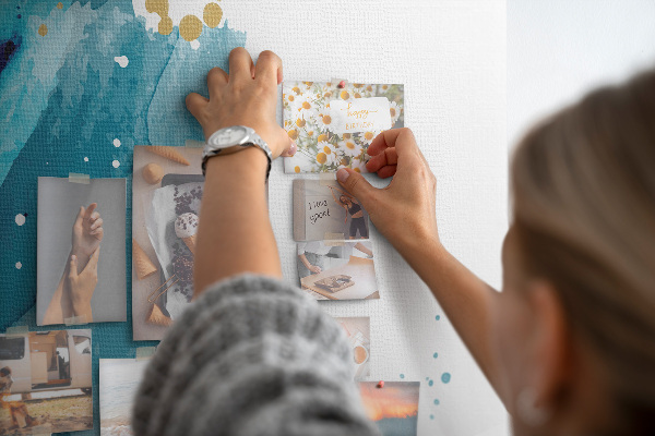 Lavagna in sughero con stampa artistica astratta nei toni del blu e dettagli dorati