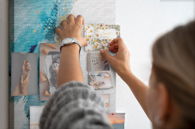 Lavagna in sughero con stampa artistica astratta nei toni del blu e dettagli dorati