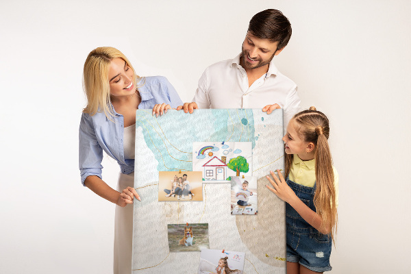 Lavagna in sughero con stampa di forme astratte in colori delicati