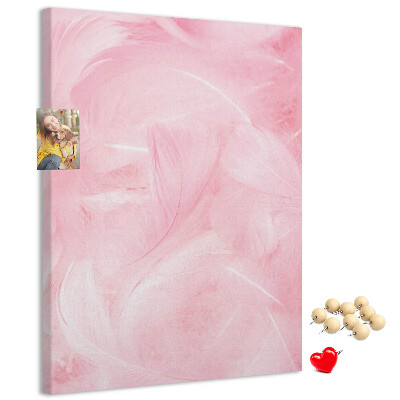 Bacheca di sughero con stampa di delicate piume rosa su sfondo