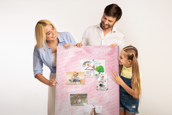 Bacheca di sughero con stampa di delicate piume rosa su sfondo