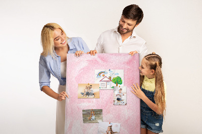 Bacheca di sughero con stampa di delicate piume rosa su sfondo