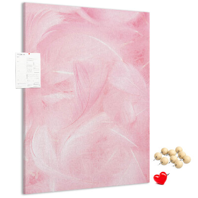 Bacheca di sughero con stampa di delicate piume rosa su sfondo