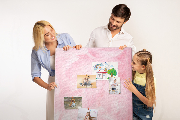 Bacheca di sughero con stampa di delicate piume rosa su sfondo