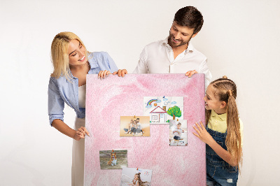 Bacheca di sughero con stampa di delicate piume rosa su sfondo