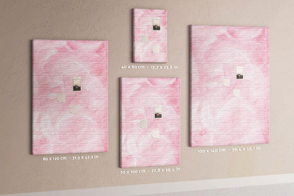 Bacheca di sughero con stampa di delicate piume rosa su sfondo