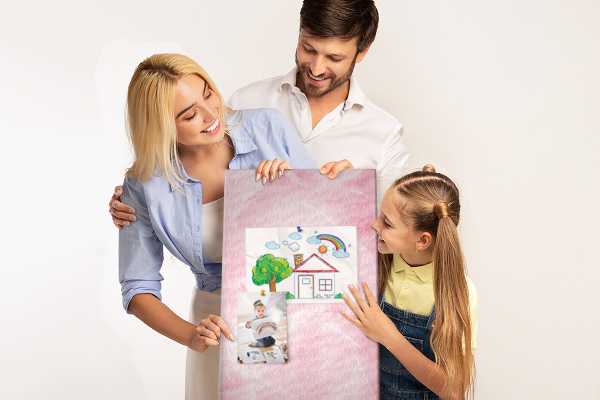 Bacheca di sughero con stampa di delicate piume rosa su sfondo