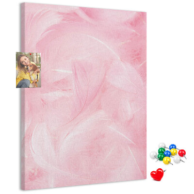 Bacheca di sughero con stampa di delicate piume rosa su sfondo