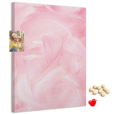 Bacheca di sughero con stampa di delicate piume rosa su sfondo