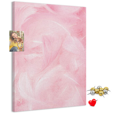 Bacheca di sughero con stampa di delicate piume rosa su sfondo