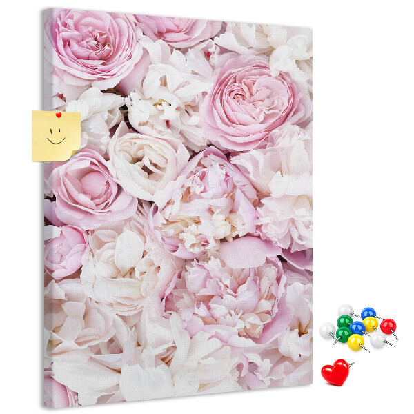 Bacheca di sughero con stampa di fiori rosa in una delicata combinazione di colori